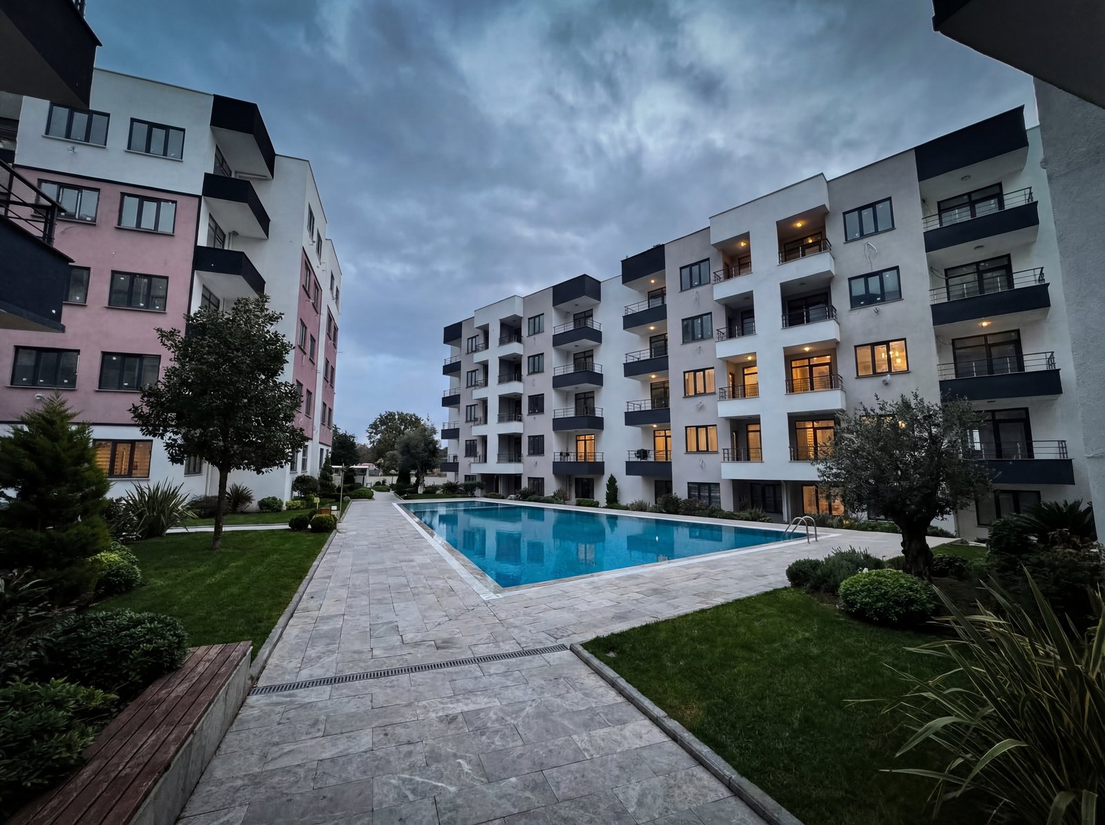 Farilya Suit — havuzlu iç bahçe