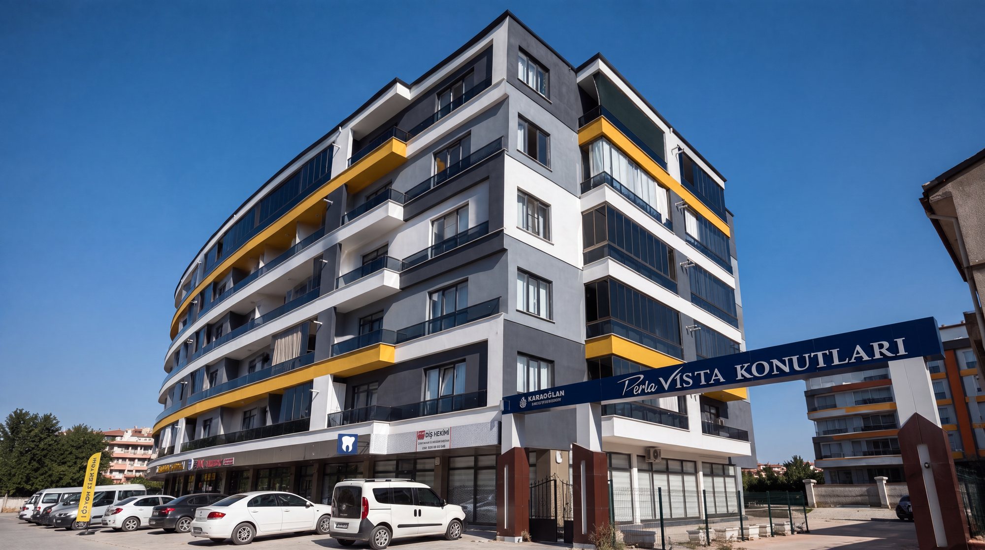 Perla Vista — cephe ve çarşı girişi