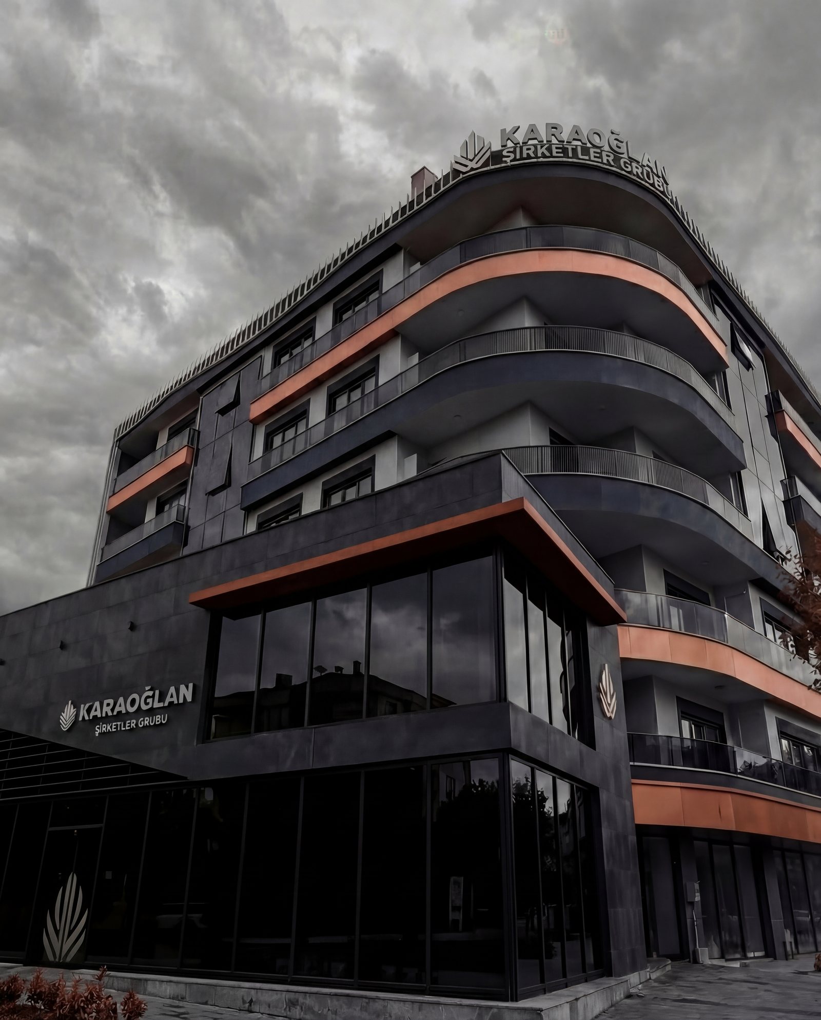 Roll House — cephe yakın kadraj